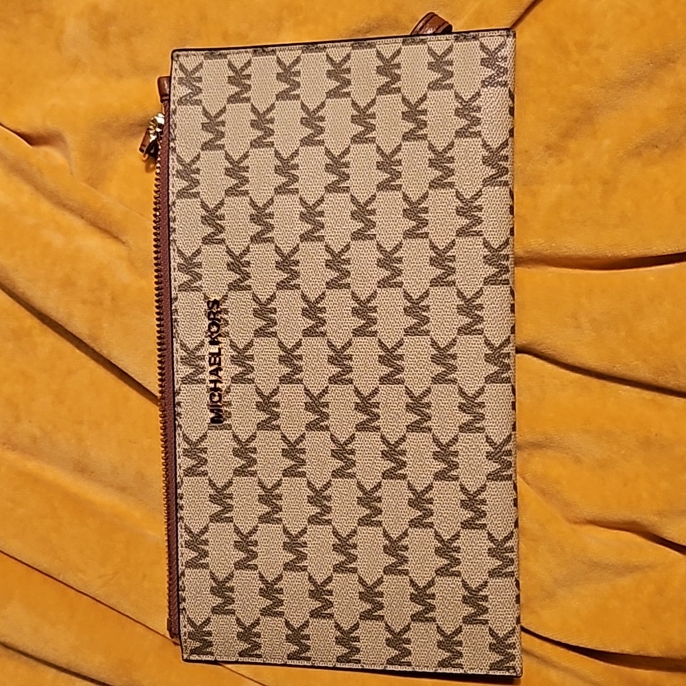 Michael Kors Large Zip Clutch Signature Wristlet